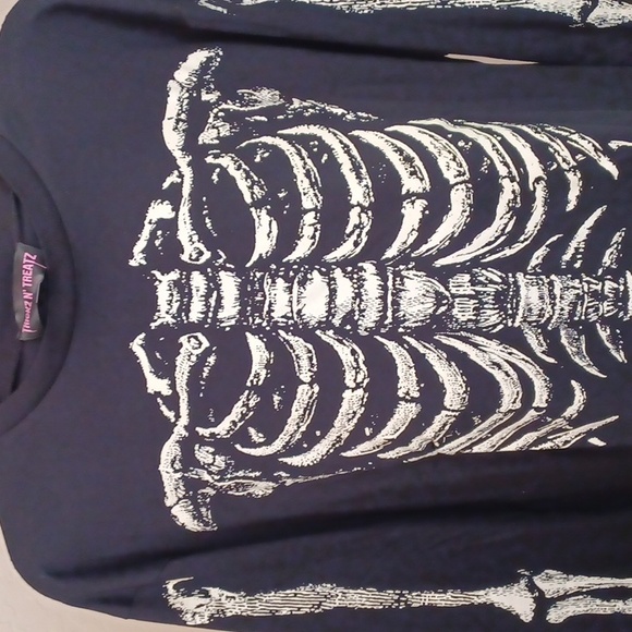 DOLLSKILL TRICKZ N TREATZ XXL BLACK LONG-SLEEVED RIB BY RIB GLOW T SHIRT - Picture 4 of 11